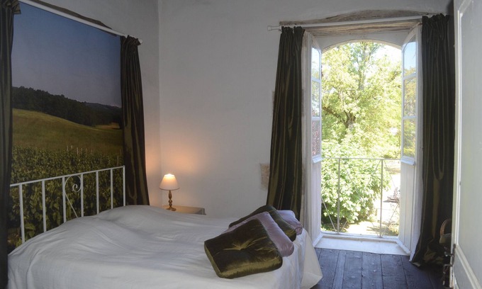 Serignac Apartment | Le Gobelin, spacious, renovated apartment in authentic home