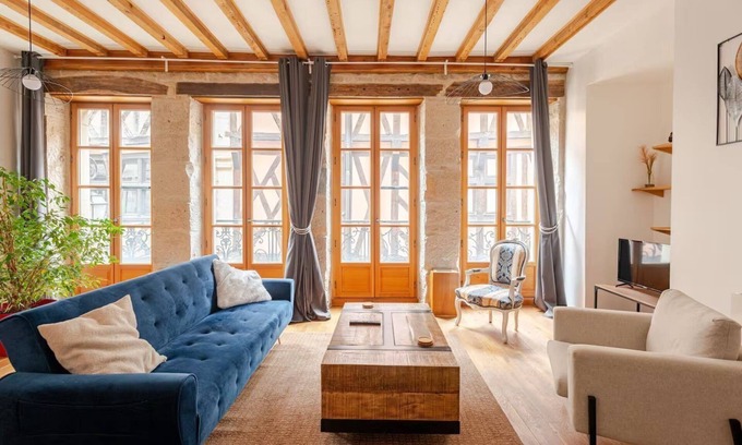 Old Town Apartment | LE JFK, a contemporary twist on the old