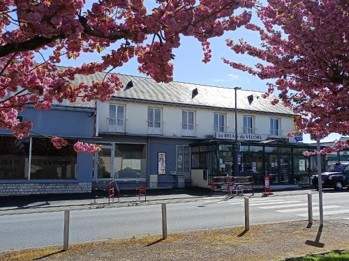 Beaumont-en-Veron Hotel | Le Relais Du Velors