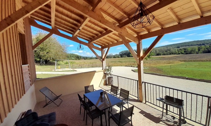 Saint-Leon-sur-Vezere Cottage | Le Séchoir des acacias, 110m2 "L'Orée du Bois" gîte with heated pool.