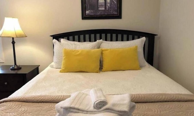 Waterford Valley Apartment | Leaside Executive Two-Bedroom Deluxe Apartment