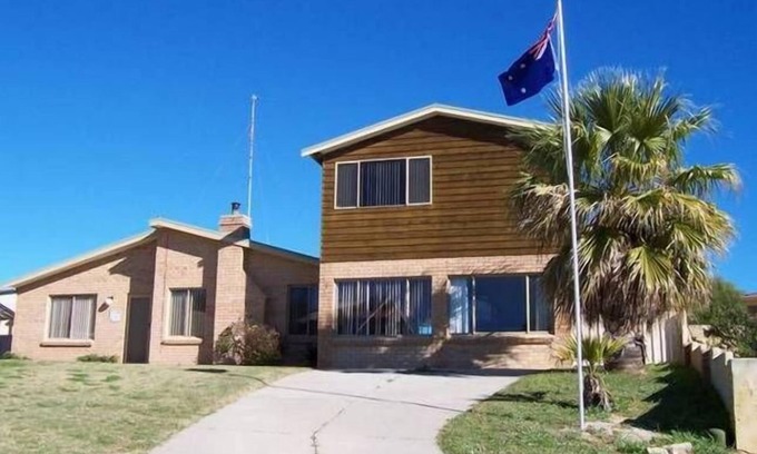Ledge Point House | Ledge Point Beach House STRA6043N5EPUULDn6 minutes walk to the Ocean