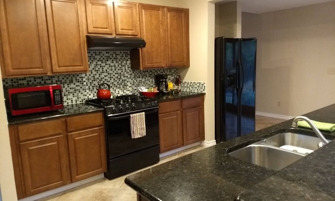 Parker House | Lefty's East Plano Cozy Getaway Sleeps 11 - EZ to I-75