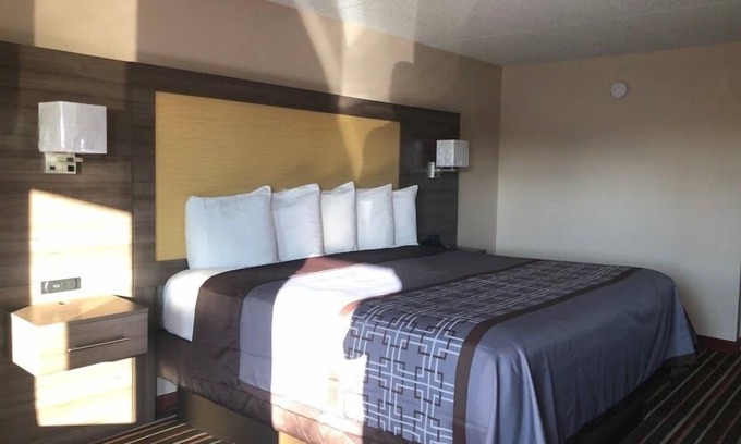 Gallatin Hotel | Legacy Inn Sumner