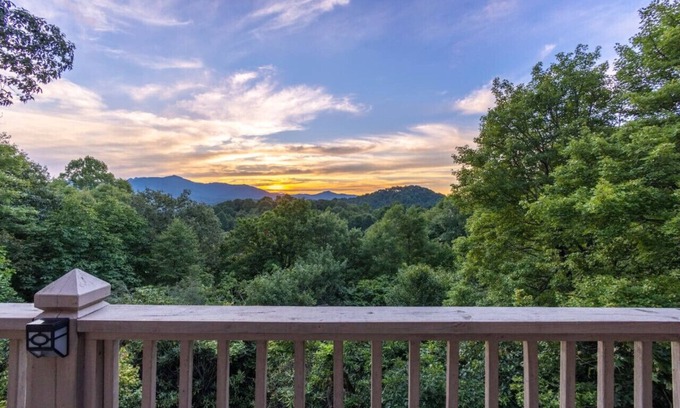 Blowing Rock House | Legacy View Lodge: Amazing View, 2 Kitchens, Near Parkway, Fire Pit, & Hot Tub