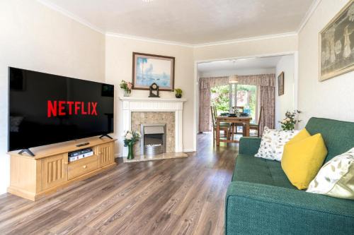 Oadby House | Leicester Oadby 4 bed home, 8 guests, park 5 cars