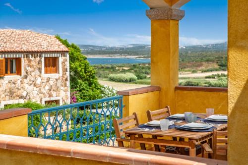 Porto Pozzo Apartment | LEONE FLAT VII & Private Terrace with SEA VIEW