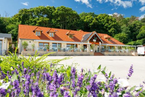 Tihany House | Lepke Apartmanház és Étterem