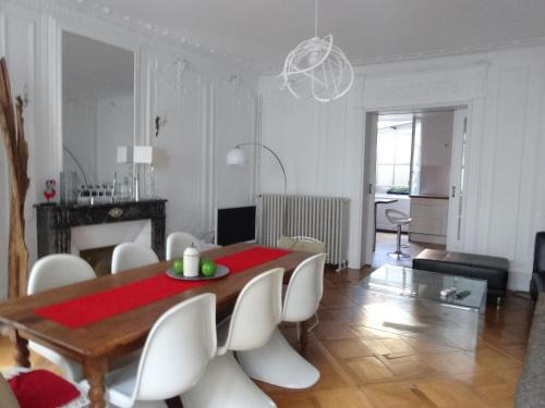 City-Centre - Petite France Apartment | Les Serruriers - Appartement Spacieux avec Terrasse & Parking