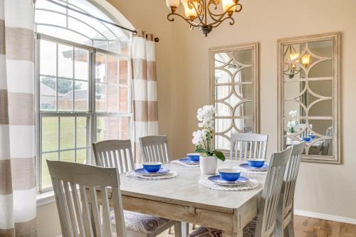 Edmond House | Less Than 1 Mi to Oak Tree National Cozy Getaway!