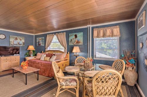 College Park Apartment | Less Than 3 Mi to Golf and Swim Cozy Oasis in Lake Worth!