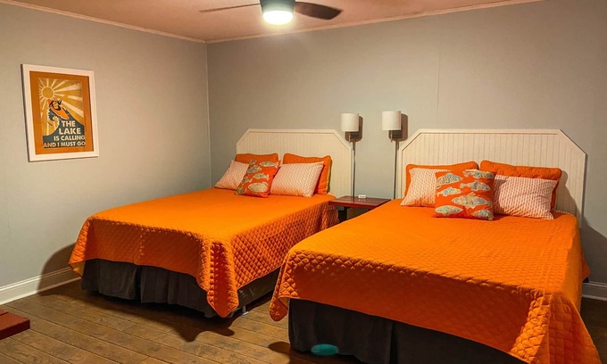 Quitman Hotel | Less than a mile from Lake Fork-UPDATED-Sunfish Stay-Rm 2