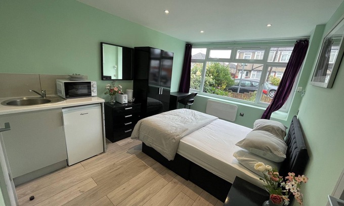 Pinkwell Apartment | Letzi private en-suite, Near Heathrow Airport T3