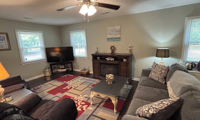 Dutton House | Liberty Oaks Landing ~ Charming Rivah Cottage