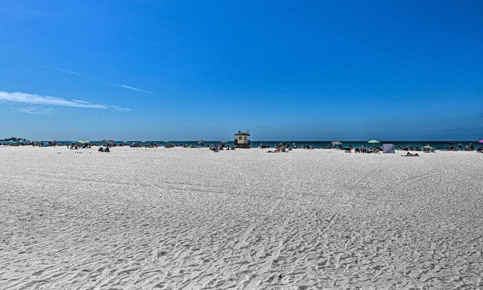 Sarasota Apartment | Lido Key Hideout w/Patio & Yard + Walk to Beach!