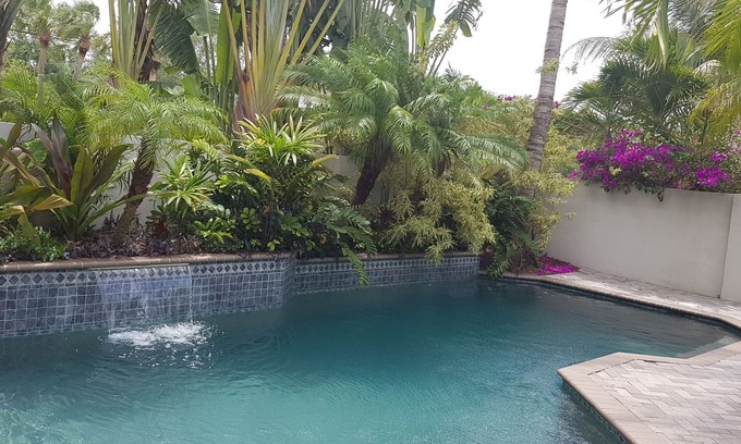 Sarasota House | Lido/Sarasota, walk to Beach &St. Armands, HEATED POOL home w/grill