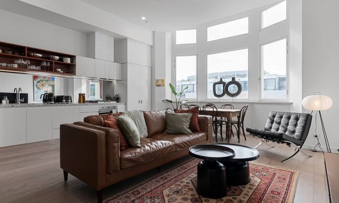 Fitzroy Apartment | Light-filled Artistic Getaway - Smith St