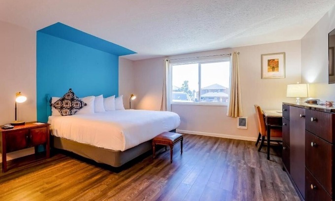 Seaside Hotel | Light-Filled Room Alongside River Near Downtown Seaside