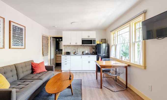 Emeryville Apartment | Light-filled Spacious Studio and Gardens