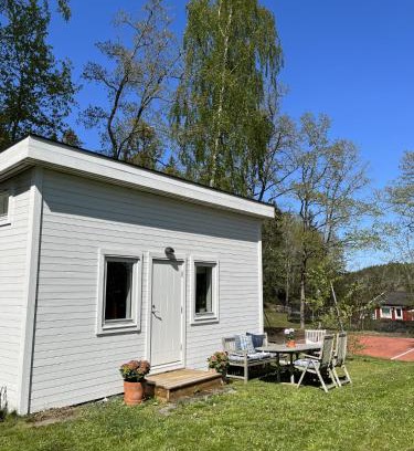 Raksta Ski Chalet | Lilla huset med tennisbana