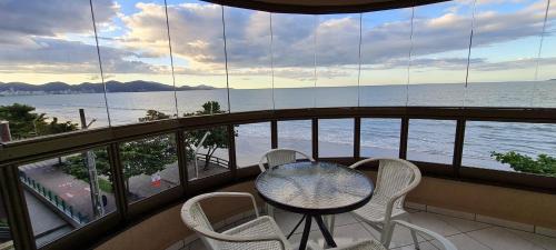 Itapema Apartment | Lindo Apto Itapema Meia Praia Frente ao Mar, 6 pessoas, alto padrão