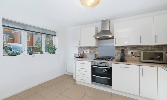 Maidenhead Apartment | Lindsey Serviced 4 Bedroom 2 Bath house