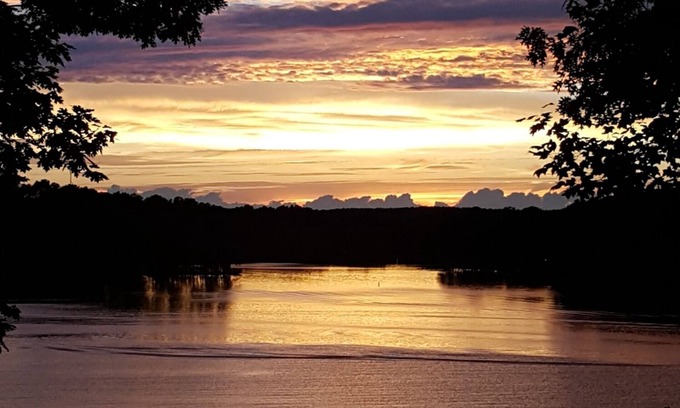 North Shore Acres House | Linger Longer - Beautiful sunsets and stunning lake views.