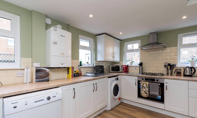 Horsham House | Lion House - Designer 4 Bed Urban Oasis Townhouse