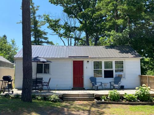 Wasaga Beach House | Listen to the waves from your front deck!