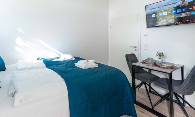 Rommelhausen Apartment | LiT LiVING: Luxus | Box SprIng | Kitchen | Parking