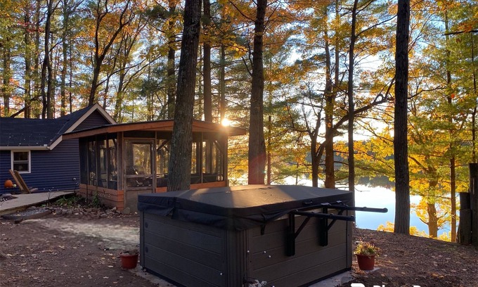 Jim Falls House | Liten Stuga ~ Romantic Getaway ~ Hot Tub with Stunning Lake View ~ Dog Friendly
