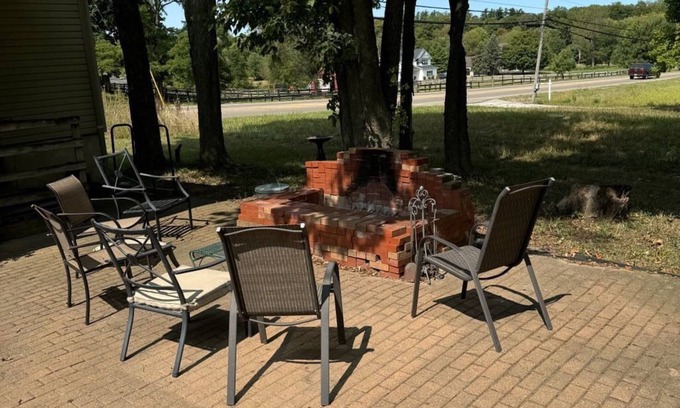 Granville South House | Little Getaway In Granville