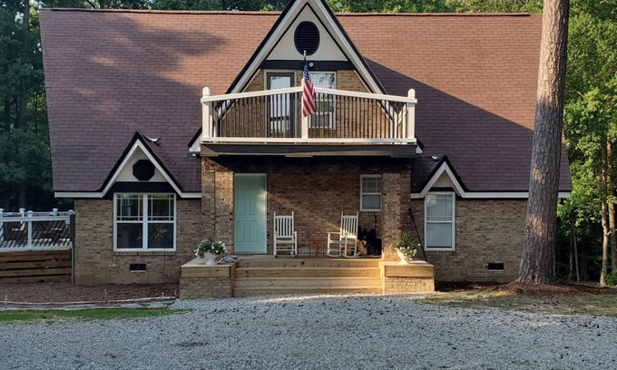 Manson House | Little Piece of Paradise, Kerr Lake, Private Dock and Pickleball court!