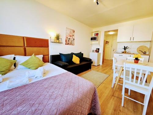 Chodov Apartment | LIVE-INN PRAGUE APARTMENTS, 20 mins to Centre, Gym, Reception, Free Parking, Lift, Roof Terrace & Game Room