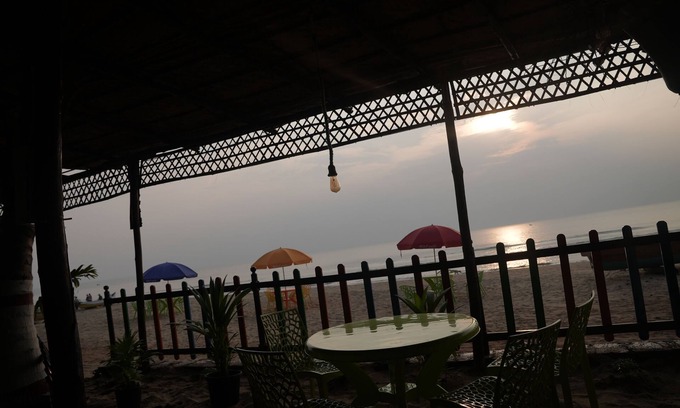 Hireguthi Hotel | Livin Waves Beach stay and cafe