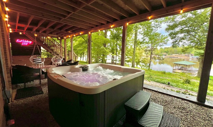 Barium Springs House | LKN Lakefront | Private Dock | Hot Tub | Pet Friendly