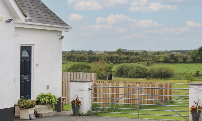 Llangefni Apartment | LLAIN MAI, pet friendly, country holiday cottage in Llangefni
