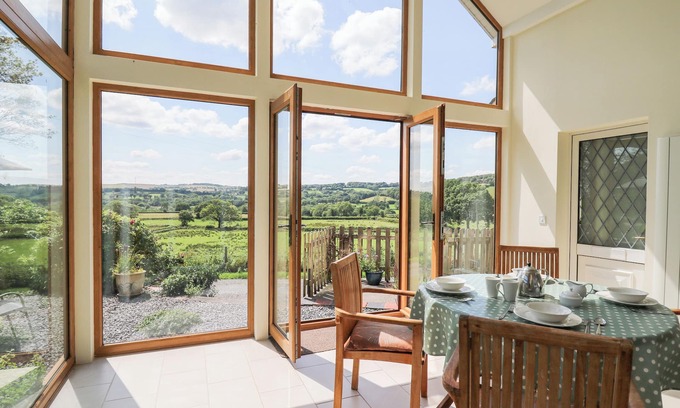 Llanwrda Cottage | Llety'r Wennol