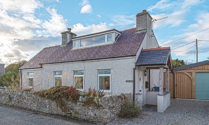 Malltraeth Cottage | Llys Awel - a cottage that sleeps 4 guests in 2 bedrooms