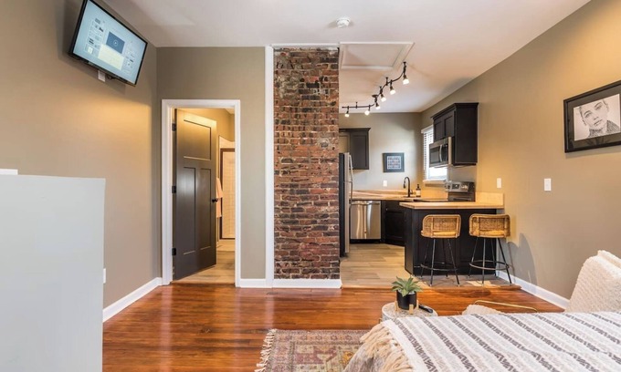 Highlands Apartment | Local Legends Lounge - Walkable to fun- Location!