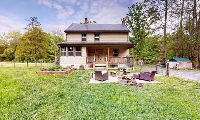 Ansted House | Located on the border of New River Gorge National Park and Hawks Nest State Park