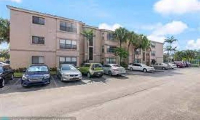 Davie Apartment | *LOCATION* Centrally located 1/1 condo near South Florida's popular attractions