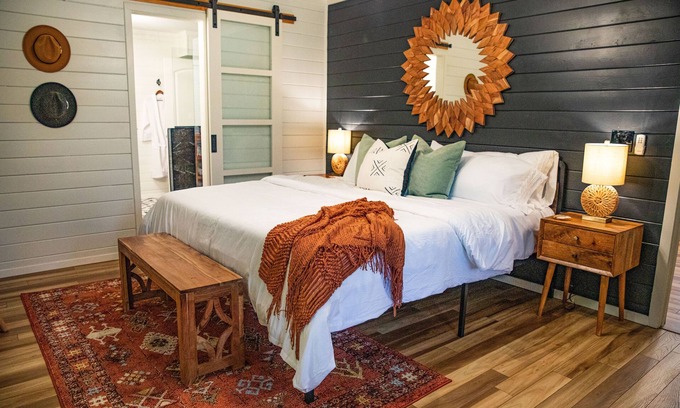 Paris Cottage | Location! Quant, Cozy & Stylish 2 Br/2Ba