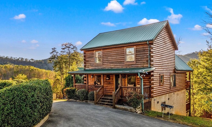 Pigeon Forge Cabin | Location! Spacious 4BR/4BA cabin w/hot tub, Resort pool, Wi-Fi