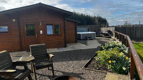 Airdrie House | Lochinvar - Highland Log Cabin with Private Hot Tub