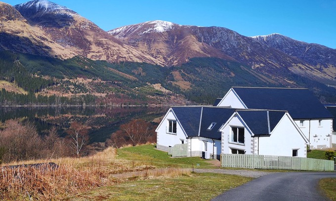 Spean Bridge Cottage | Lochside, 1 The Corries