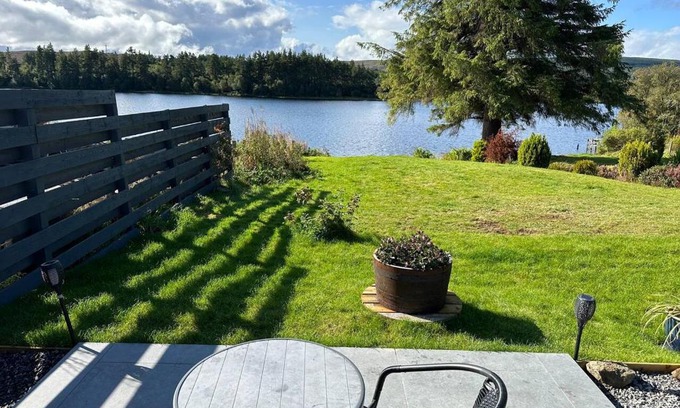 Lairg House | Lochside Lodge Pod