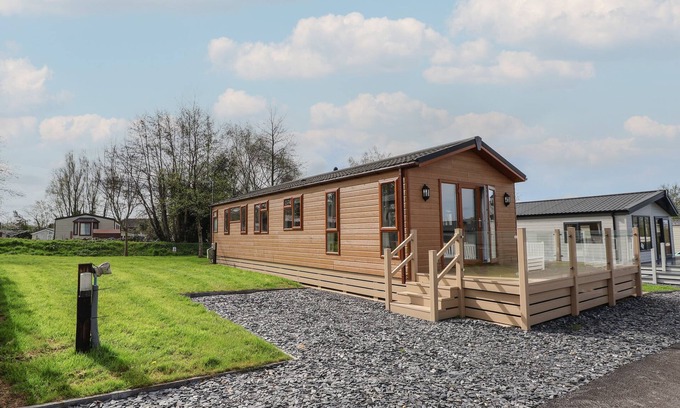 Saint Asaph Cottage | LODGE 4, pet friendly, with pool in St Asaph