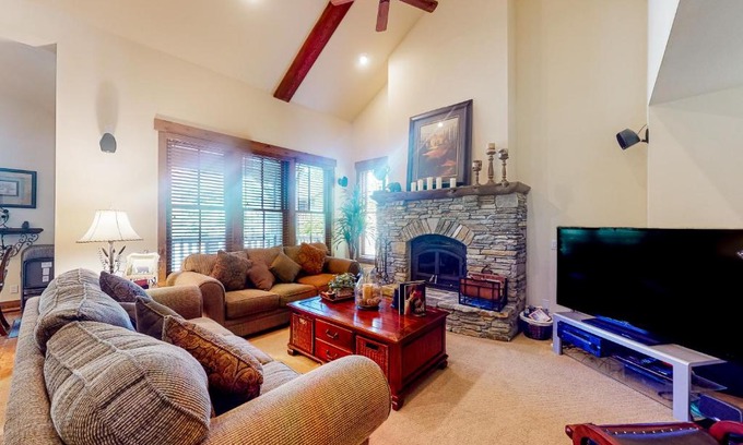 Mammoth Lakes Apartment | Lodges 1136