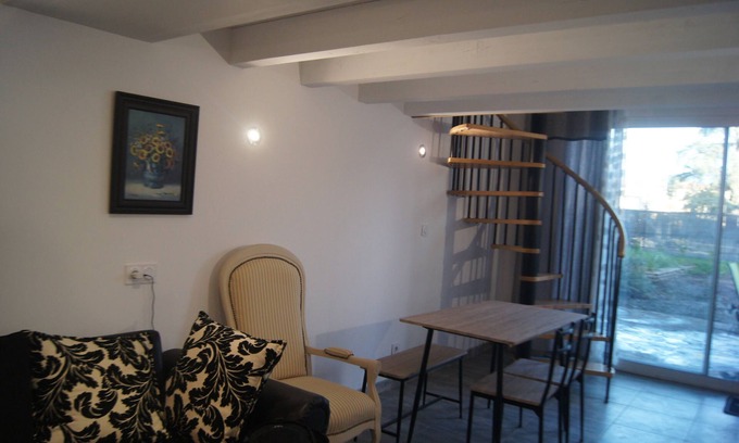 Castres House | Lodging in a fenced park with wifi, air conditioning and free Netflix.